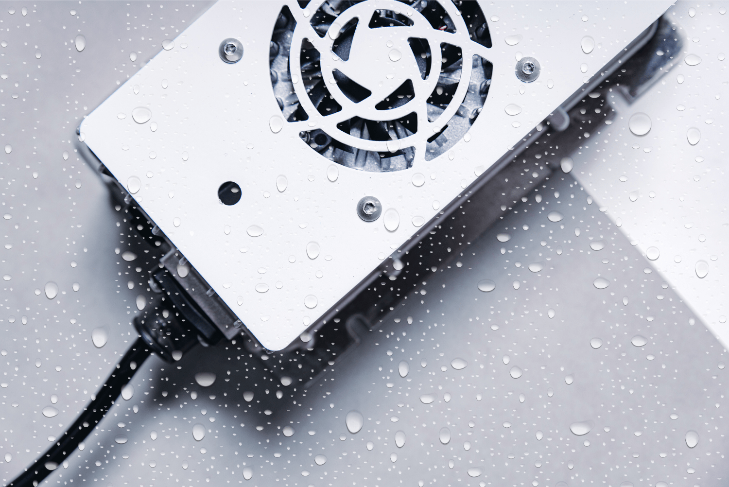 Caricabatterie industriale impermeabile NEOS: tecnologia Extreme Waterproof con protezione equivalente a IP66